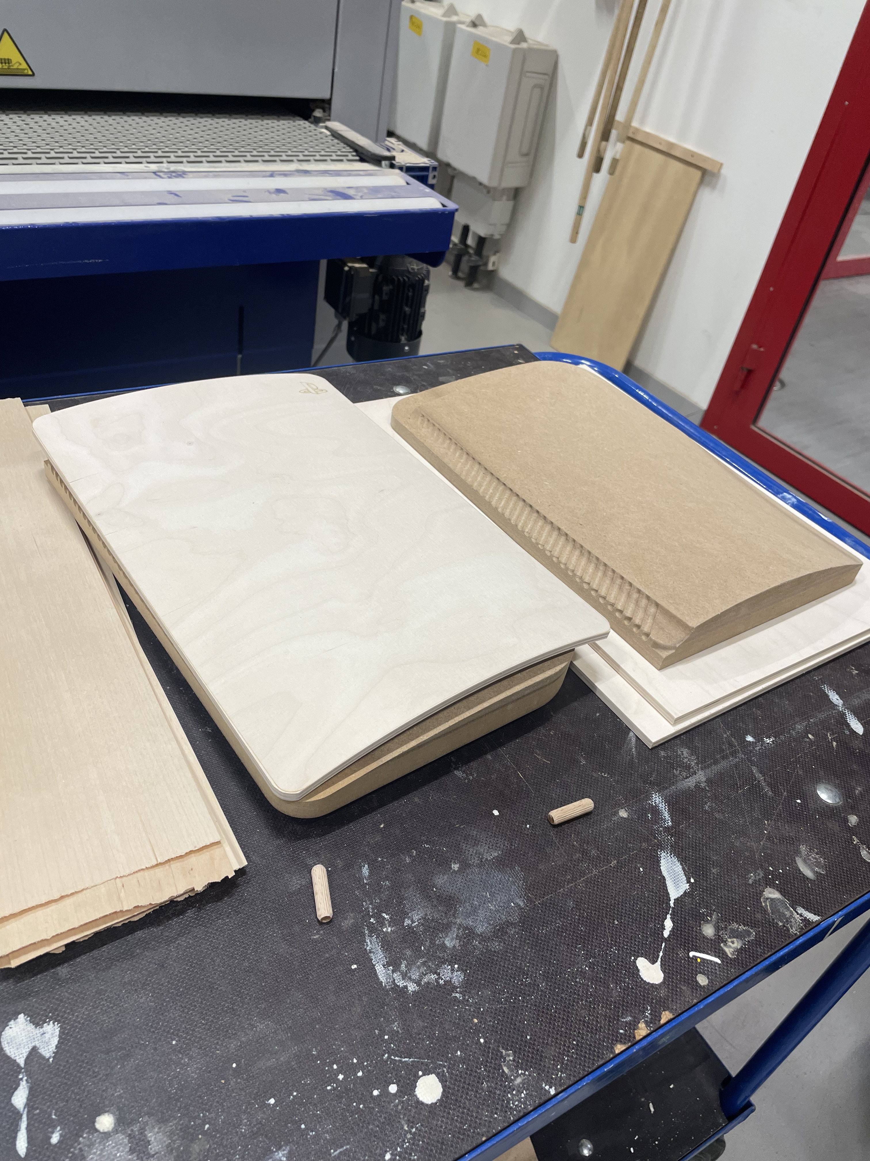 Based on the CAD model, the main console form was milled from MDF, and birch plywood was heated and vacuum-pressed over it to gradually follow the curves. The key challenge was shaping the plywood without cracking or causing damage while ensuring accurate formation.